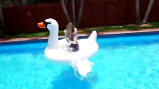 Daisy Chainz Sialan Pool Boy Big Dick Blowjob