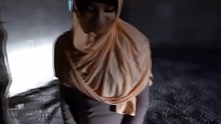 Seorang pria memfilmkan pacar Arabnya yang panas mengisap penisnya yang keras dan membawanya ke dalam vaginanya