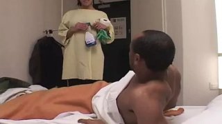 Perawat Prancis yang panas mengambil threesome anal dengan BBC di rumah sakit