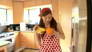 Istri rumah muda Jepang Natsuko Tatsumi membuat salad buah