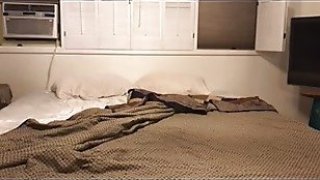 Ibu tiri berbagi tempat tidur dengan anak tirinya8cyeriri