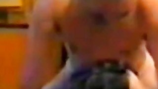 Gadis Arab difilmkan di kamera ketika vaginanya dipompa dengan keras