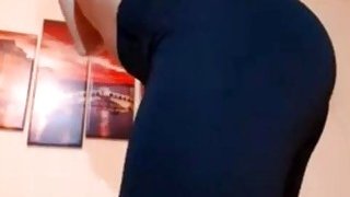 Brunette remaja dengan menggoda tubuh yang sempurna di webcam