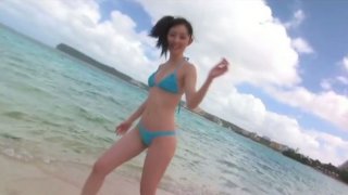Girlie yang mabuk, Rina Akiyama pergi ke pantai untuk menunjukkan tubuhnya yang indah