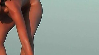Babes telanjang telanjang seksi difilmkan bermain di pantai telanjang