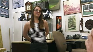 Remaja dengan kacamata mendapat facial di kantor belakang