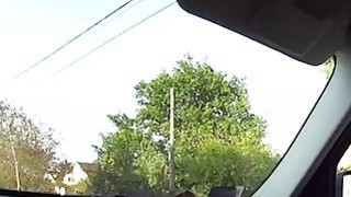 Wanita polisi remaja mengisap kontol di dalam mobil
