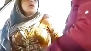 Tampan pelacur Pakistan mengisap ayam di dalam mobil