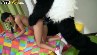 Remaja seksi Lerok bersenang-senang terangsang dengan panda