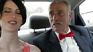 Brunette Foxy membutuhkan uang untuk anal prom bercinta dengan penis tua
