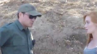 Petugas meniduri jahe muda panas untuk melintasi perbatasan