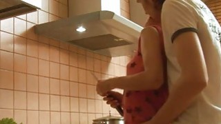 Pasangan amatir panas merekam seks mereka di dapur