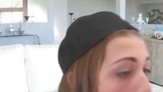 Jenna lembut menggosok vaginanya remaja sambil memohon ayam