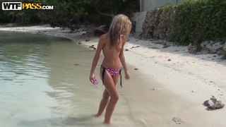 Petualangan liar gadis cantik remaja Tiffany di pulau itu