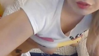 Remaja pirang bagus menyentuh vaginanya di webcam