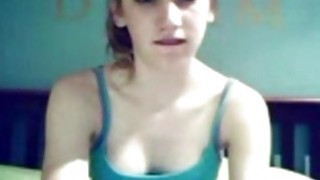 Babe remaja mulai melepas bra di kamera dan membelai payudaranya yang indah