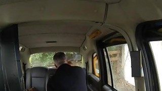 Penumpang berambut pirang berdada di taksi untuk ongkos gratis