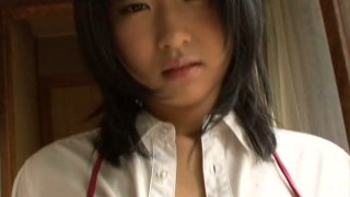 Cewek Jepang yang kotor Kira Nanami berpose di atas kamera mengenakan baju renang biru seksi