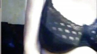Nenek tua menunjukkan payudara dan masturbasi kontol di webcam
