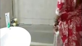 India Mencuci Tubuh Cantiknya