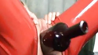 Botol anggur besar meregangkan vaginanya