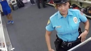 Pantat besar seksi Kantor Polisi berpose seksi di pegadaian memamerkan payudara besar