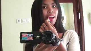 Brunette seksi Asia sayang bermain-main dengan kamera