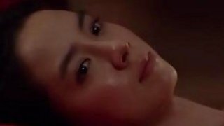 Gadis Korea busty dan prajurit terangsang berhubungan seks di tempat tidur