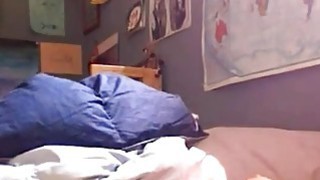 Remaja yang manis menyentuh dirinya di tempat tidur