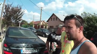 Gadis seksi pesta kolam renang Jerman telanjang dengan pria untuk pekerjaan pukulan threesome di luar ruangan