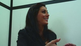 Hot milf Raylene terjebak di lift dan meniduri Derrick Pierce Hard