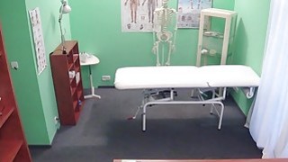 Dokter poni bayi berdada setelah pemeriksaan
