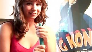 Remaja pirang, Louisa, dalam pertunjukan solo panas, dildo sialan di acara webcam