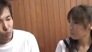 Momo Aizawa mengisap dan menggosok penis dan telah retak dipaku