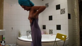 Video cam tersembunyi babes kurus nyata mandi dan mencuci pussies mereka