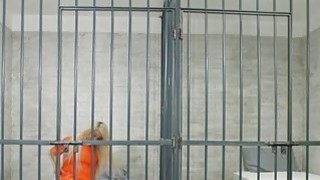 Pirang Horny meniup penjaga penjara