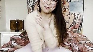 Gadis Cina lucu Ersties sangat senang membuat video masturbasi untuk kami
