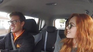 Seks Bertiga dari bercinta di mobil sekolah mengemudi palsu