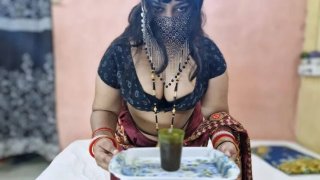 Desi Stepmom menjadi terangsang dengan teman tiri - Hot Indian Bibi bercinta di 4K