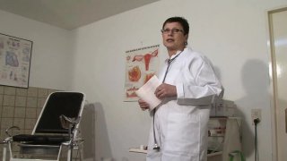 Perawat dewasa Jerman meraba dirinya sendiri dalam aksi solo panas dengan mainan seks