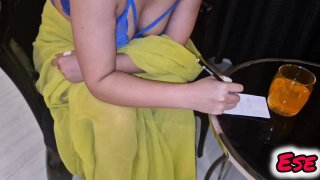 Alisha bhabhi meniduri pelayan di kamar kecil restoran - selingkuh ibu rumah tangga India seks publik