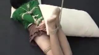 Gadis Cina dengan pantyhose kulit dan diikat