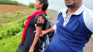 Hot Desi Village Girl Menghentikan Boy Boy untuk Hujan Seks Luar Ruang - Hindi XXX