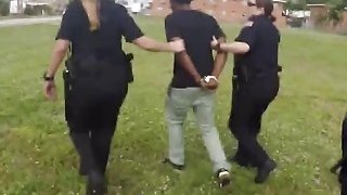 Polisi wanita menangkap penjahat hitam dan membuatnya menjilat salah satu dari mereka